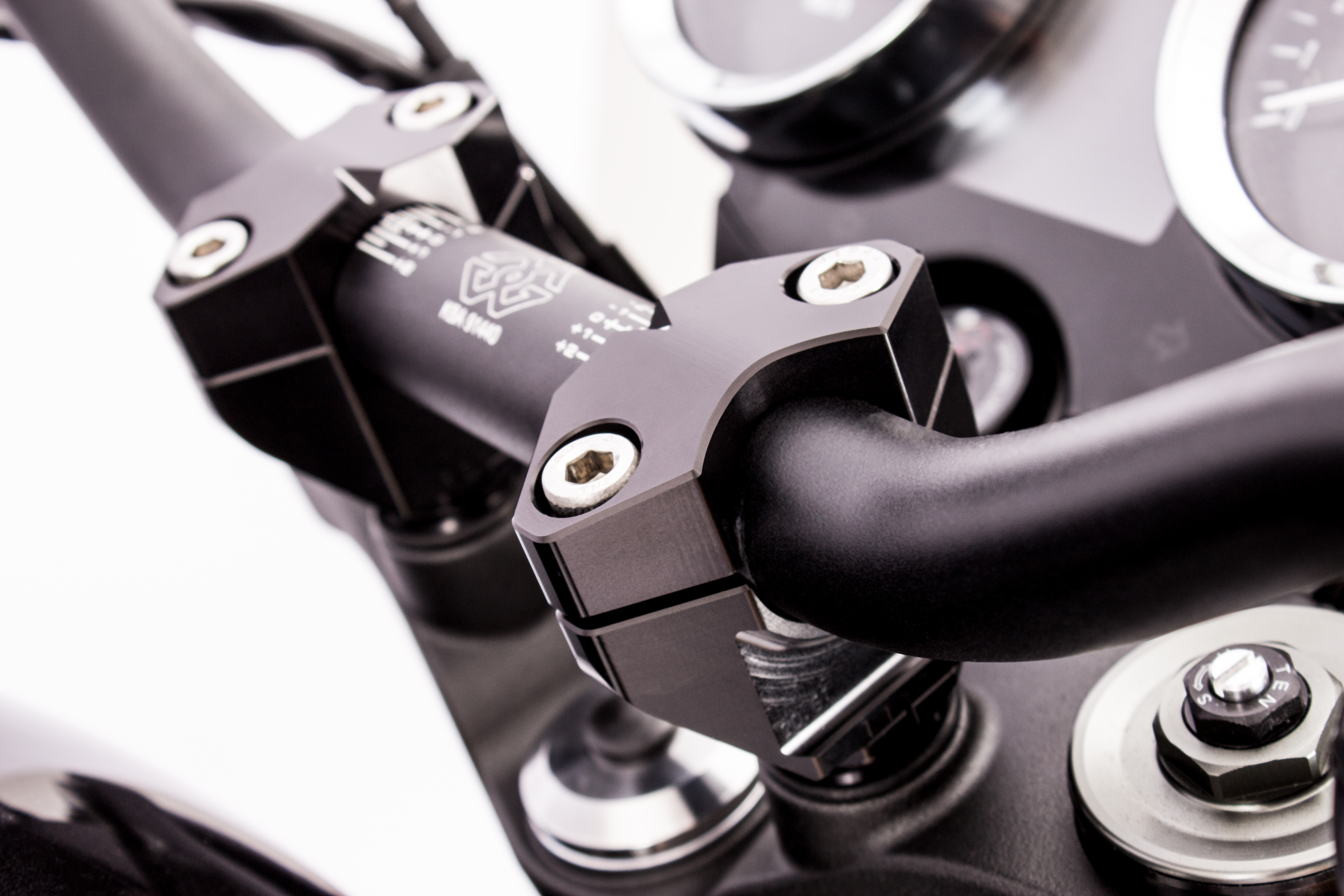 2DGT verstellbare Lenkerböcke mit ABK-18 schwarz